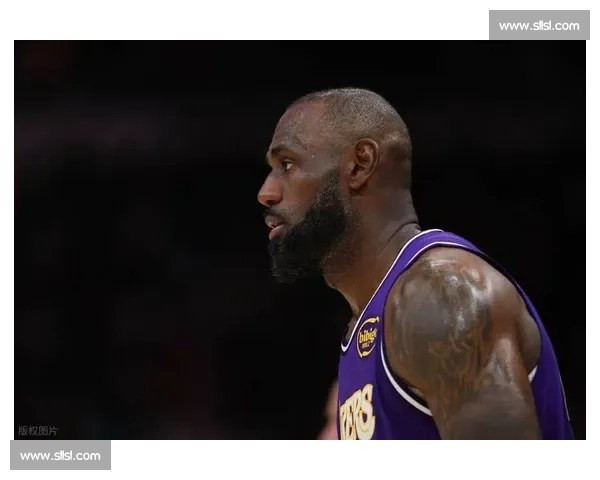 詹姆斯对决霍华德时代碰撞揭开NBA内线与王权之争传奇宿命之夜